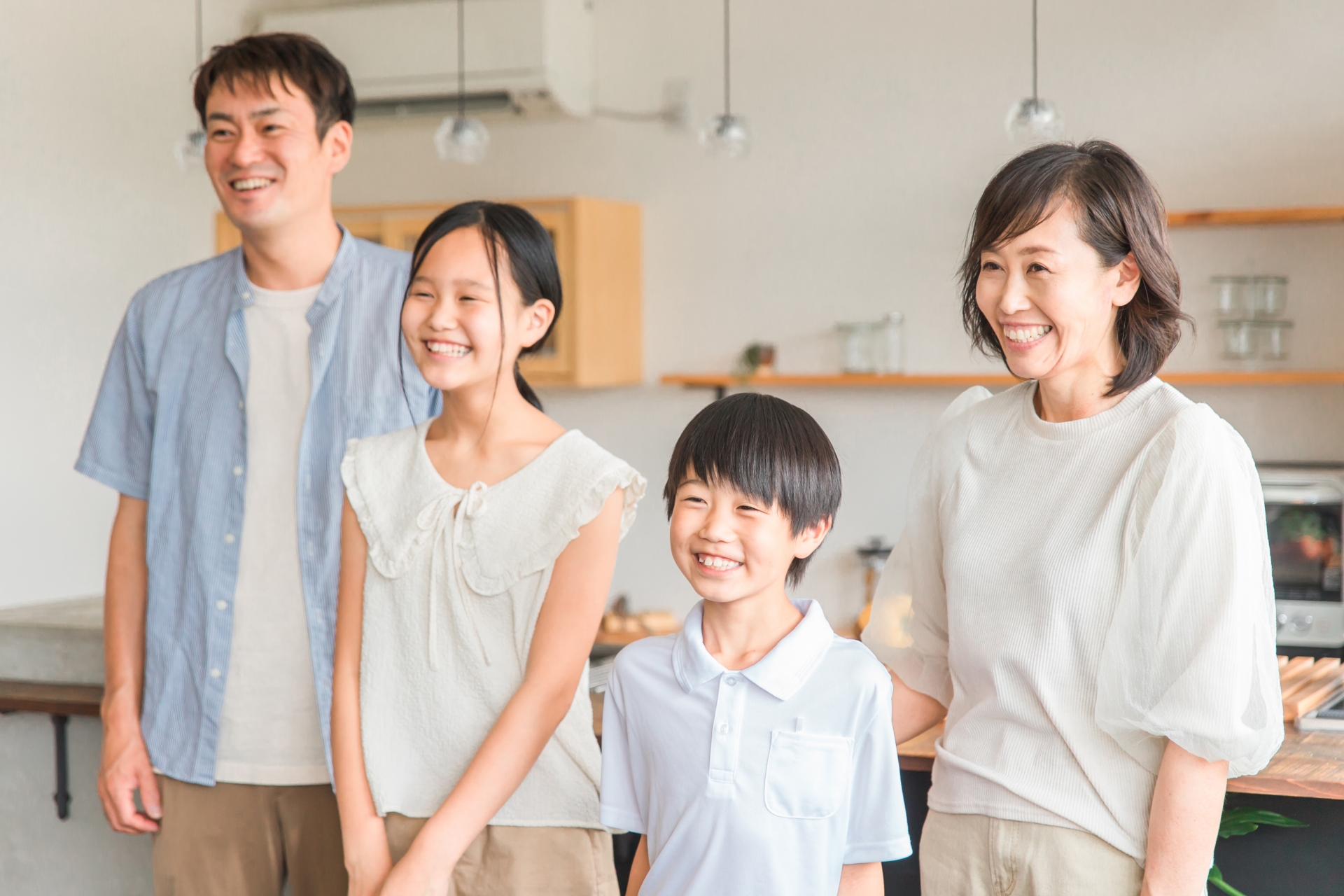 笑顔を浮かべた4人家族の写真